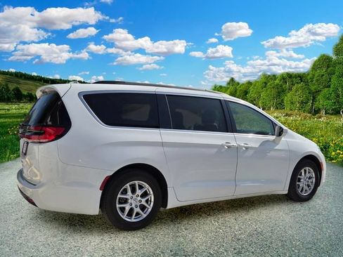 Certified 2022 Chrysler Pacifica Touring-L FWD image 6