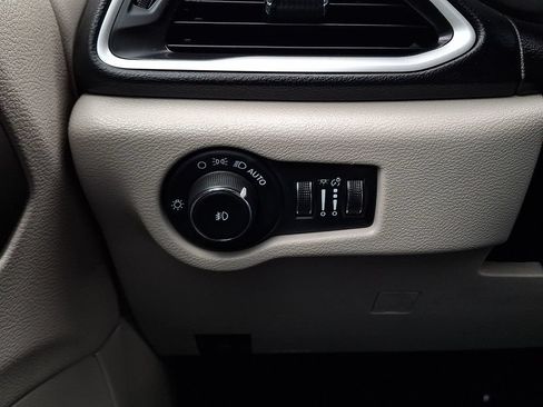 Used 2024 Chrysler Pacifica Touring-L FWD image 28