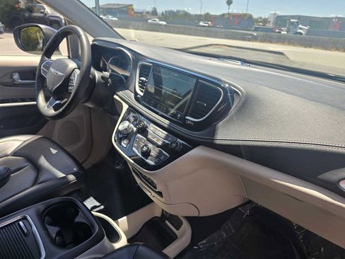Used 2023 Chrysler Pacifica Touring-L FWD image 11