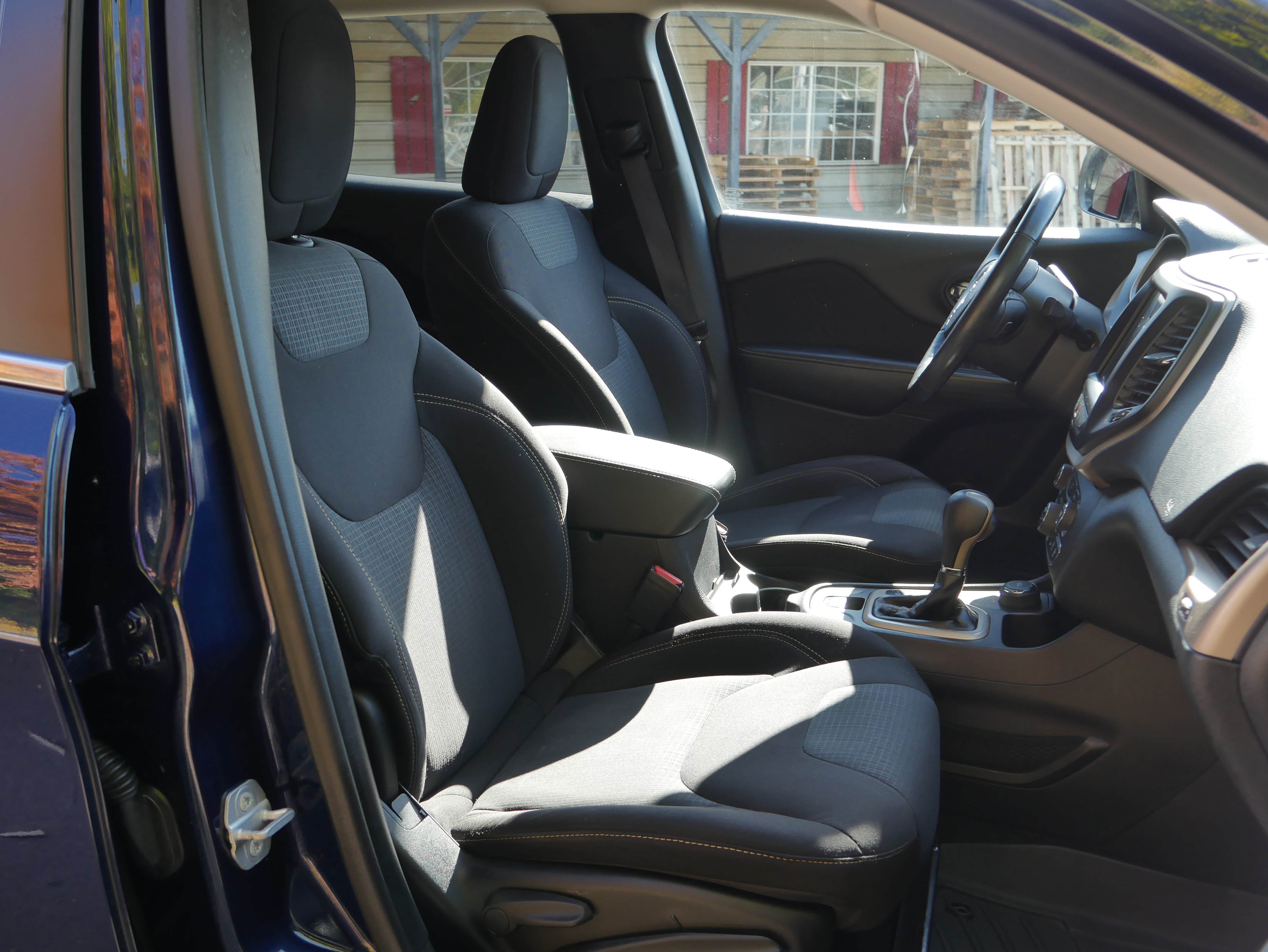Used 2016 Jeep Cherokee Latitude w/ Comfort/Convenience Group AWD/4WD image 28