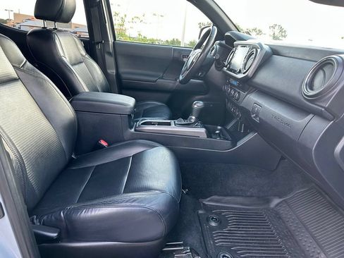 Used 2020 Toyota Tacoma TRD Sport w/ TRD Premium Sport Package AWD/4WD image 31