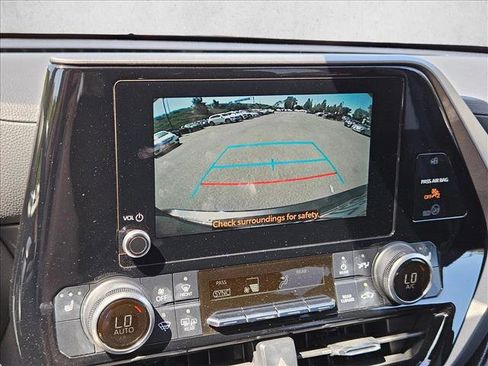 Used 2023 Toyota Highlander XLE FWD image 14