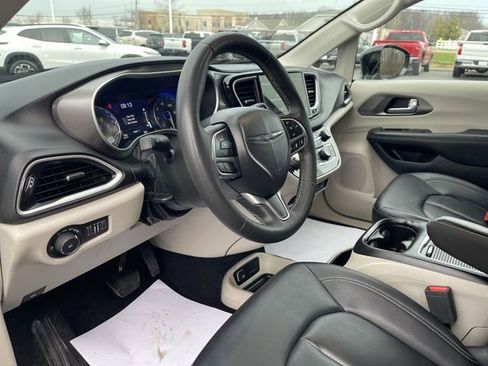 Used 2024 Chrysler Pacifica Touring-L FWD image 10