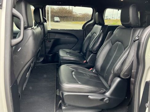 Used 2020 Chrysler Pacifica Touring-L w/ S Appearance Package image 16