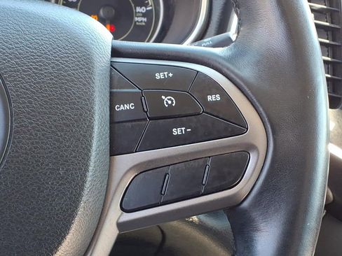 Used 2019 Jeep Cherokee Latitude Plus w/ Comfort/Convenience Group AWD/4WD image 32