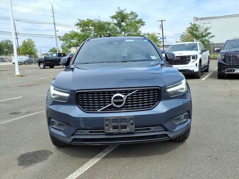 Used 2022 Volvo XC40 T5 R-Design w/ Climate Package image 2