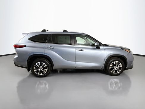 Used 2023 Toyota Highlander XLE AWD/4WD image 9