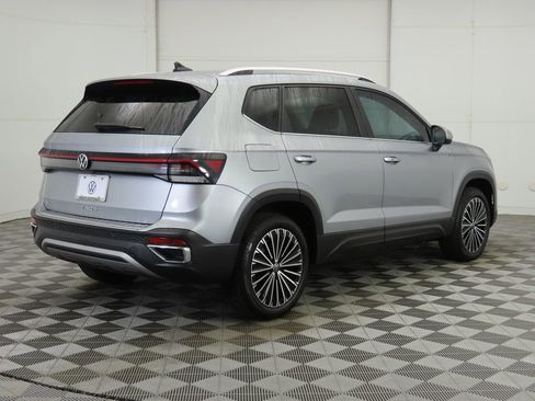 Certified 2025 Volkswagen Taos SE w/ Panoramic Sunroof Package image 5