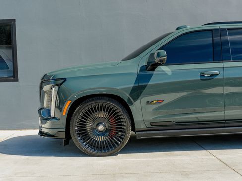 Used 2025 Cadillac Escalade V w/ LPO, ONYX Package AWD/4WD image 19