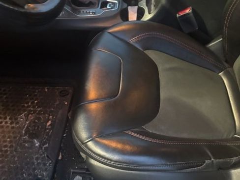 Used 2019 Jeep Cherokee Trailhawk w/ Cold Weather Group image 7