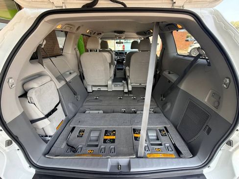 Used 2011 Toyota Sienna LE w/ Towing Pkg FWD image 21