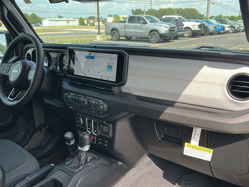 Used 2025 Jeep Wrangler Sport AWD/4WD image 12