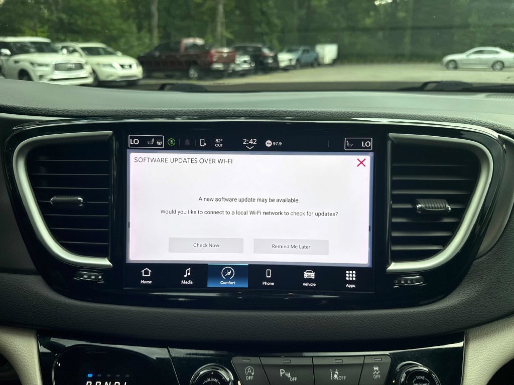 Used 2023 Chrysler Pacifica Touring-L FWD image 20