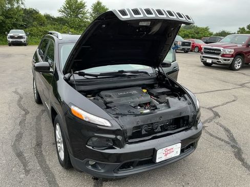 Used 2016 Jeep Cherokee Latitude w/ Cold Weather Group FWD image 11