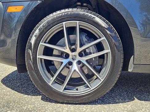 Certified 2024 Porsche Macan AWD/4WD image 11