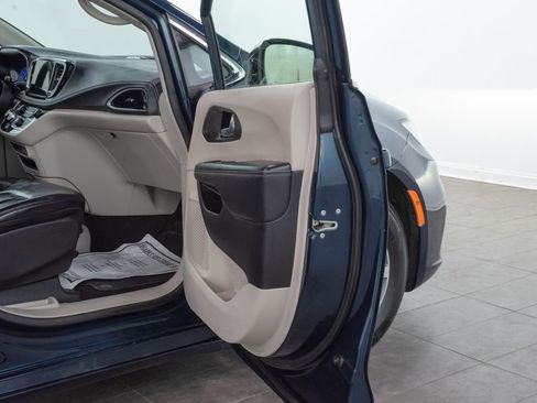 Used 2024 Chrysler Pacifica Limited FWD image 19
