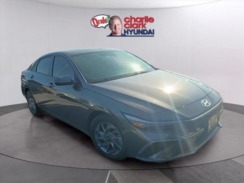 Used 2024 Hyundai Elantra SEL FWD image 4