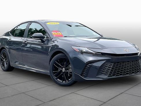 Used 2025 Toyota Camry SE w/ Convenience Package FWD image 3