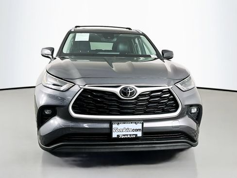Used 2023 Toyota Highlander XLE AWD/4WD image 2