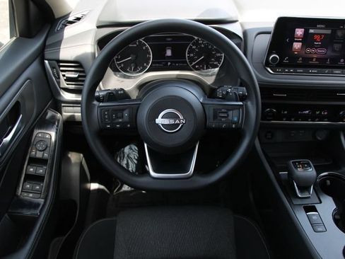 Used 2024 Nissan Rogue SV AWD/4WD image 17