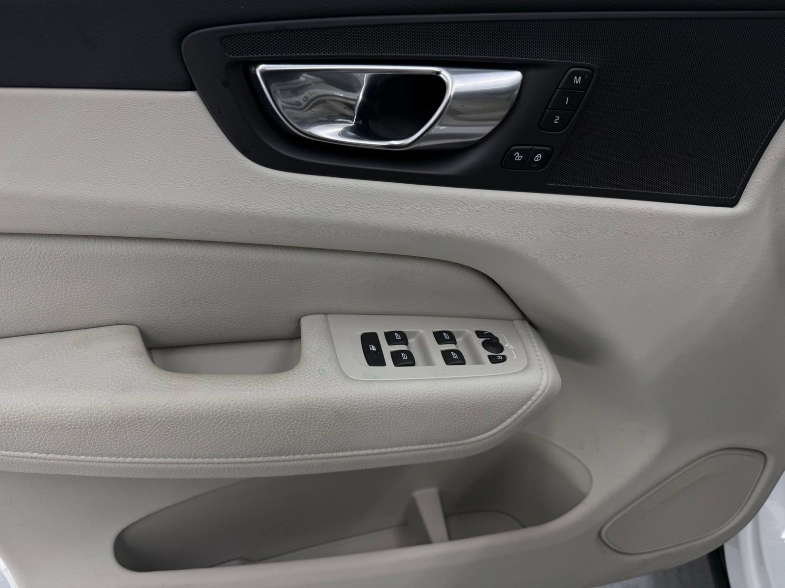Used 2022 Volvo XC60 B5 Momentum FWD image 11