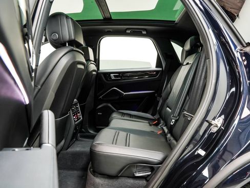 Used 2021 Porsche Cayenne AWD/4WD image 18
