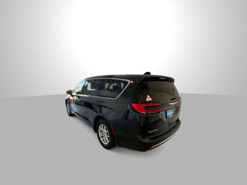 Used 2023 Chrysler Pacifica Touring-L FWD image 6