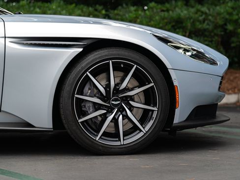 Used 2020 Aston Martin DB11 Volante RWD image 26