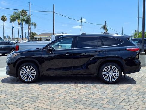 Used 2023 Toyota Highlander Platinum AWD/4WD image 2