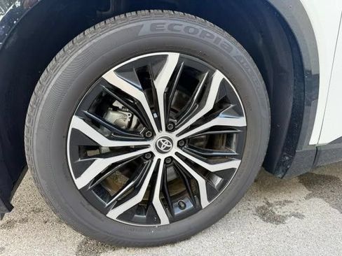 Used 2025 Toyota Crown Signia AWD/4WD image 4
