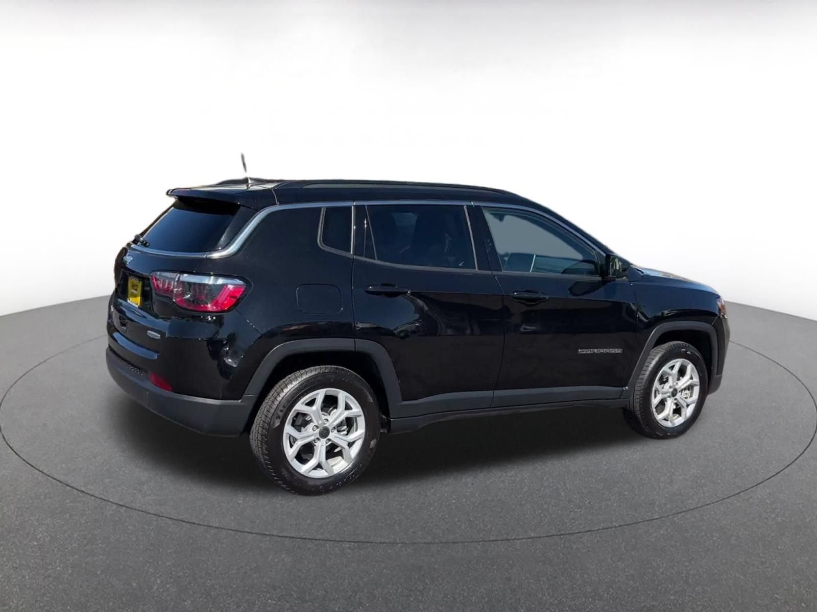 Used 2025 Jeep Compass Latitude AWD/4WD image 14