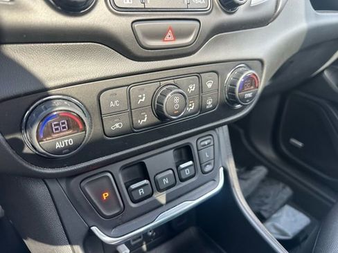 Used 2021 GMC Terrain SLT w/ Infotainment Package II image 32