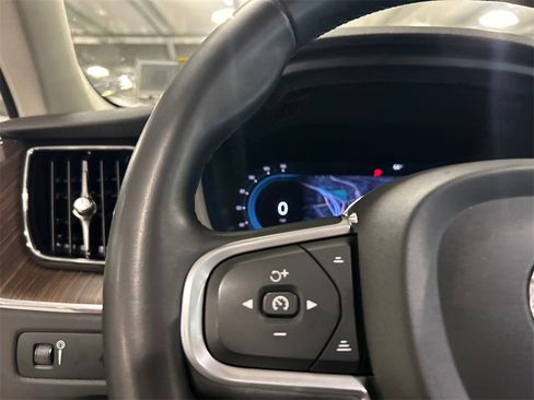 Certified 2022 Volvo XC60 B5 Momentum w/ Climate Package image 14