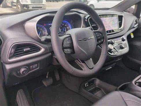 New 2026 Chrysler Pacifica Select w/ S Appearance Package image 10