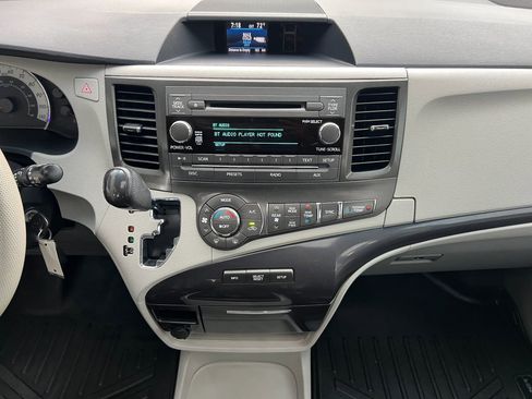 Used 2013 Toyota Sienna SE image 19