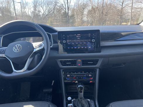 Certified 2025 Volkswagen Taos SE image 28