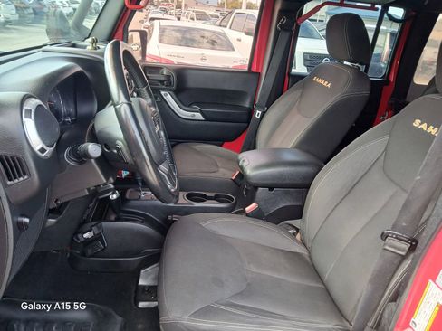 Used 2015 Jeep Wrangler Unlimited Sahara w/ Connectivity Group AWD/4WD image 9