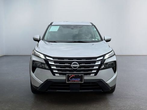 Used 2024 Nissan Rogue SV image 2