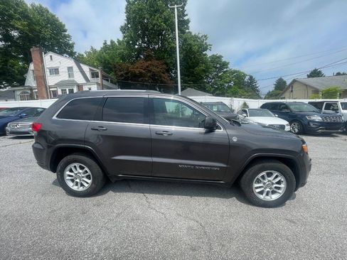 Used 2019 Jeep Grand Cherokee Laredo AWD/4WD image 5