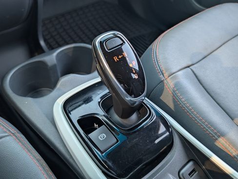Used 2019 Chevrolet Bolt Premier w/ Infotainment Package FWD image 30
