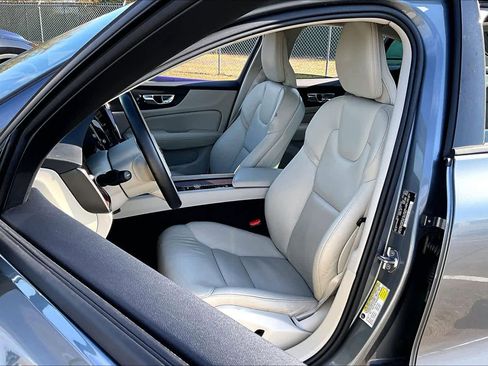 Used 2021 Volvo S60 T5 Momentum image 7