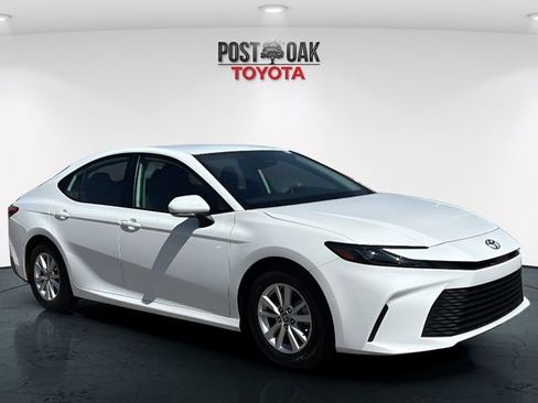 Used 2025 Toyota Camry LE image 1
