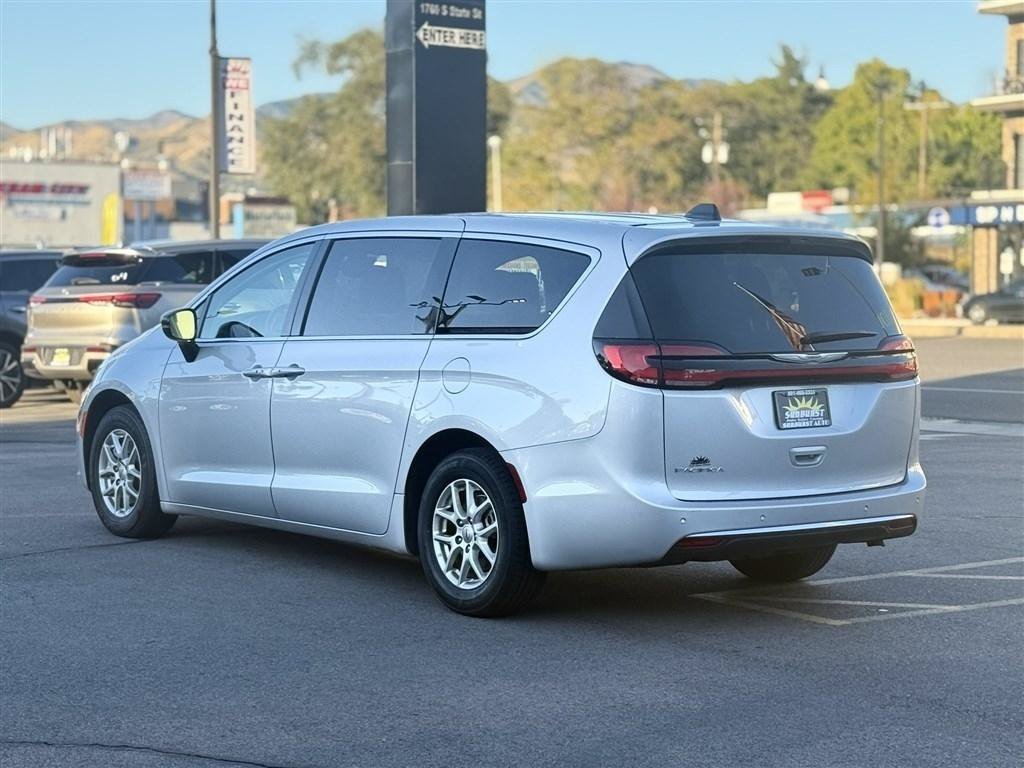 Used 2024 Chrysler Pacifica Touring-L FWD image 5
