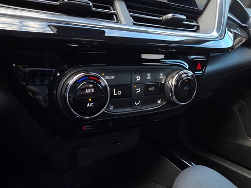 Used 2025 Chevrolet Trax RS w/ Driver Confidence Package FWD image 18