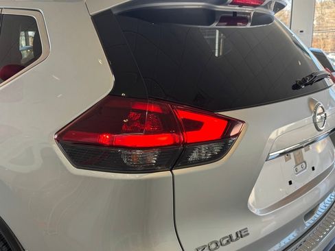 Used 2018 Nissan Rogue SL w/ Premium Package image 13