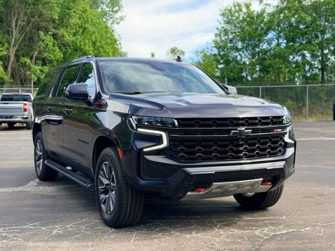 Used 2023 Chevrolet Suburban Z71 w/ Luxury Package AWD/4WD image 4