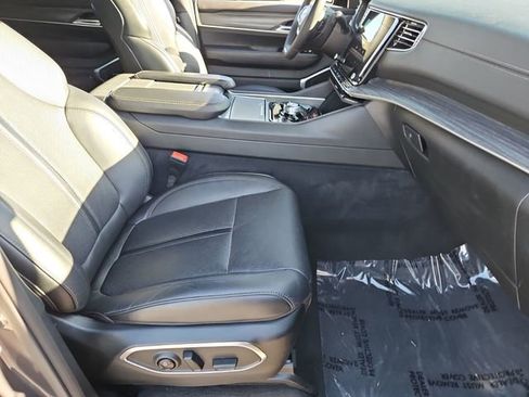 Used 2024 Jeep Wagoneer Series II w/ Flexible Seating Group image 19