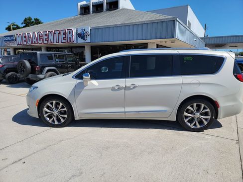Used 2020 Chrysler Pacifica Limited w/ Tire & Wheel Group FWD image 2
