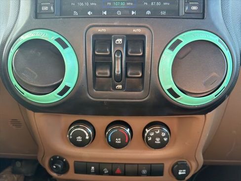 Used 2017 Jeep Wrangler Unlimited Sahara w/ Connectivity Group image 22