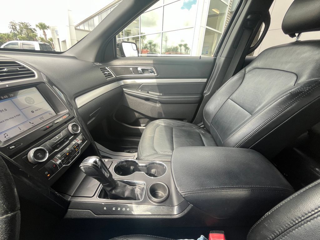 Used 2017 Ford Explorer XLT w/ Equipment Group 202A FWD image 16